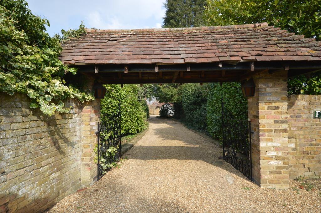 Temple Gardens, StainesuponThames 3 bed detached house £1,250,000