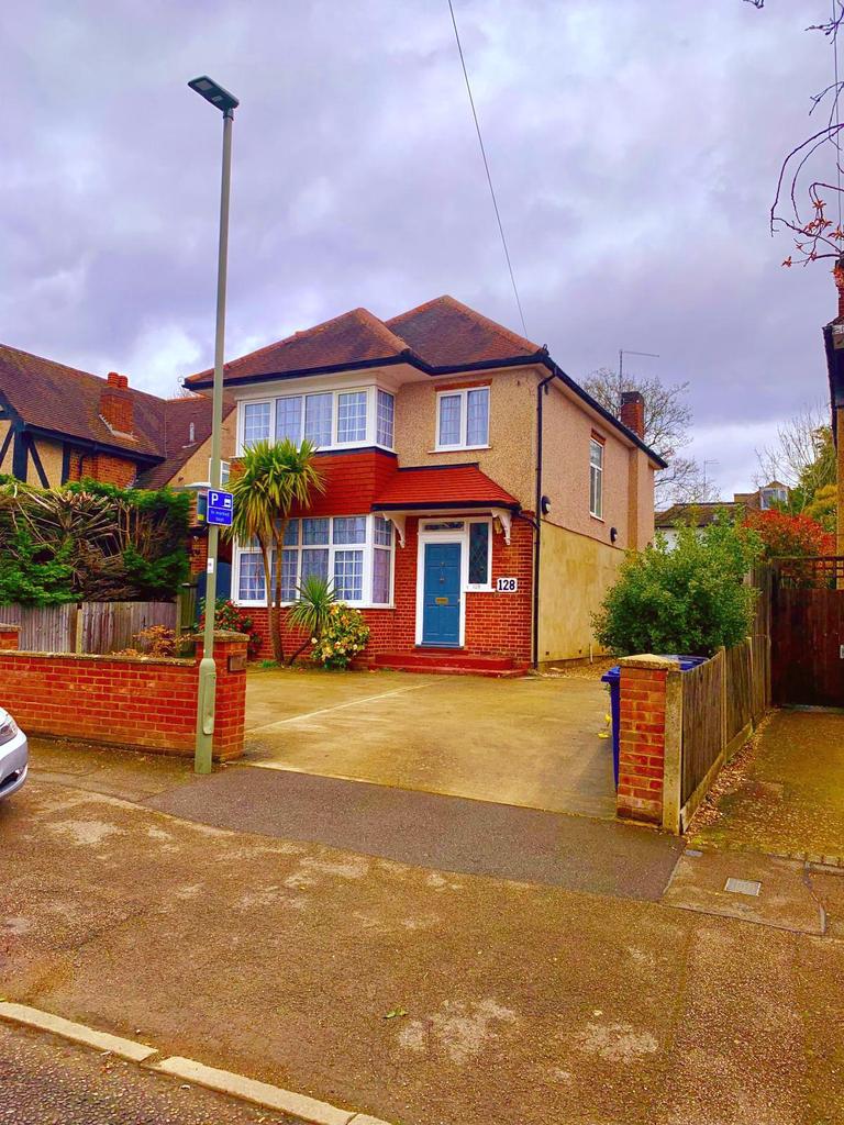 Edgwarebury Lane, HA8 5 bed detached house £3,000 pcm (£692 pw)