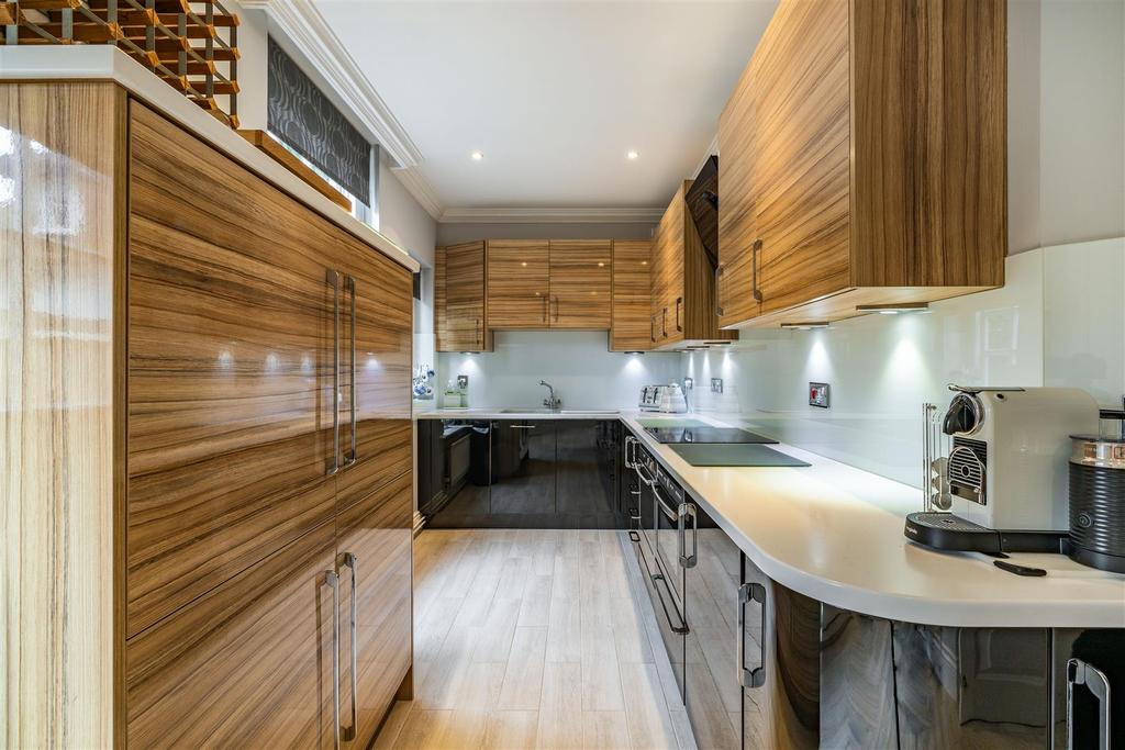 8497090-interior10.jpg