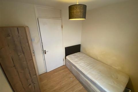 1 bedroom in a house share to rent, Overbury Street, London