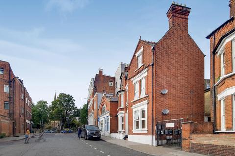 2 bedroom property to rent, Gleneldon Road, London