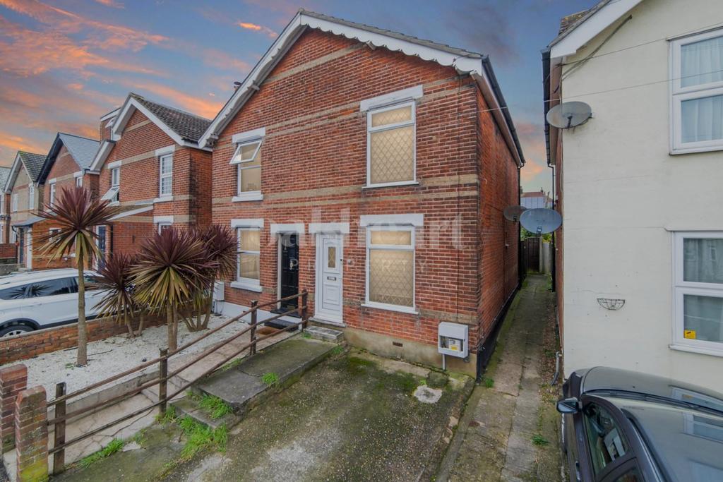 Harwich Road, Colchester 3 bed semidetached house £1,200 pcm (£277 pw)