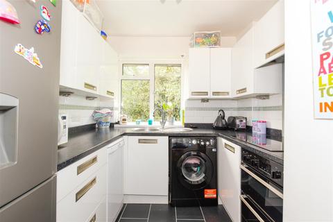 22 Stanton Close, Epsom, KT19 9NP