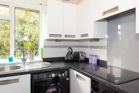 22 Stanton Close, Epsom, KT19 9NP