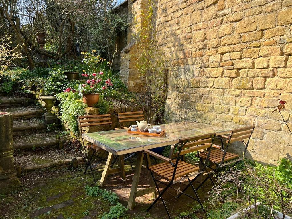 Courtyard seating area.jpg