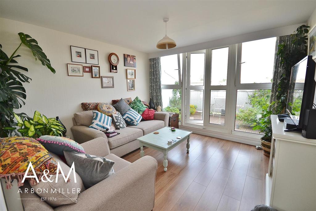 Limes Avenue, Chigwell 2 bed flat £1,250 pcm (£288 pw)