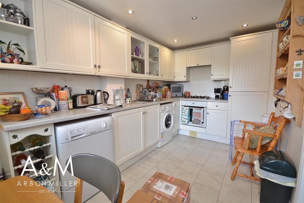 Limes Avenue, Chigwell 2 bed flat £1,250 pcm (£288 pw)