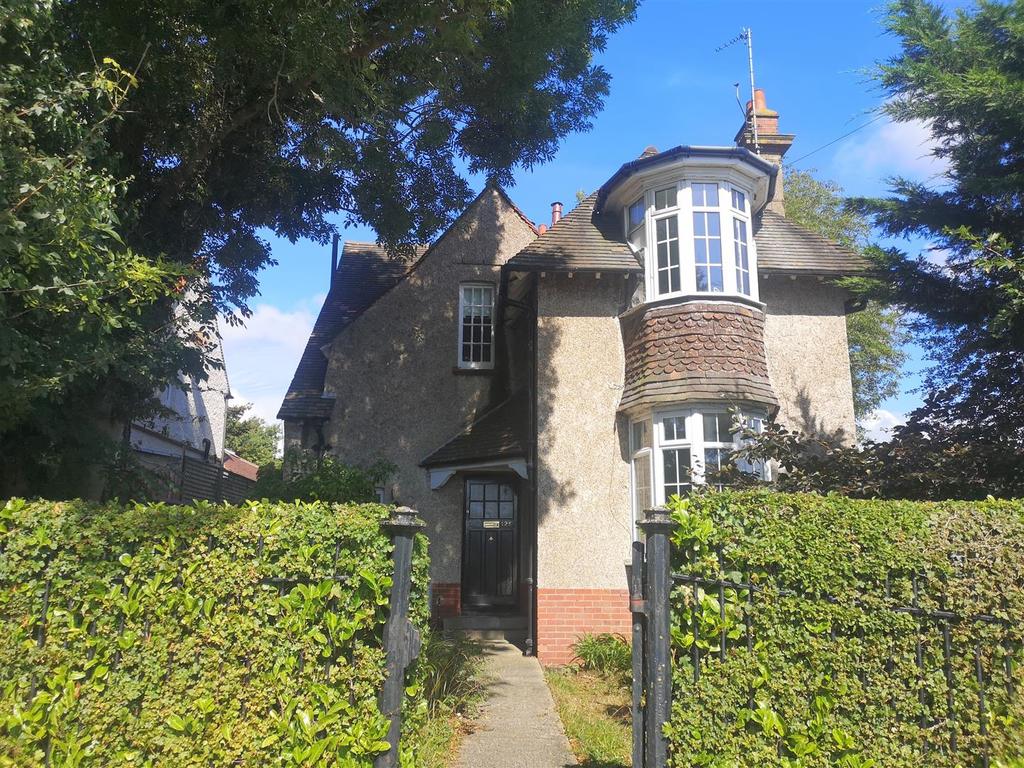 Brodrick Road, Eastbourne 3 bed detached house £380,000