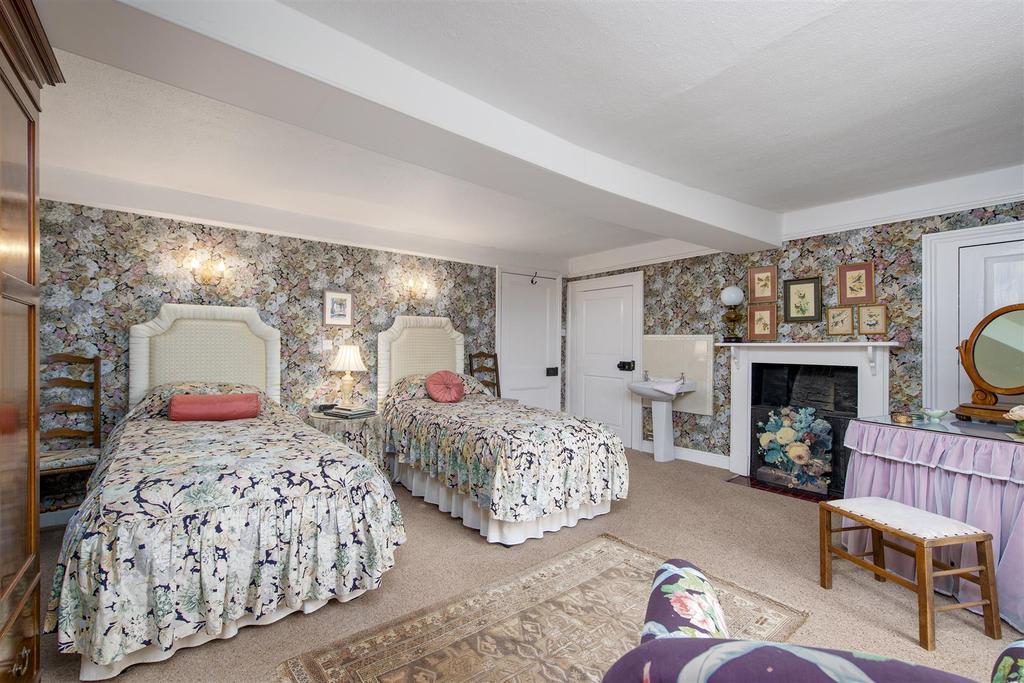 Bedroom 1 1.jpg