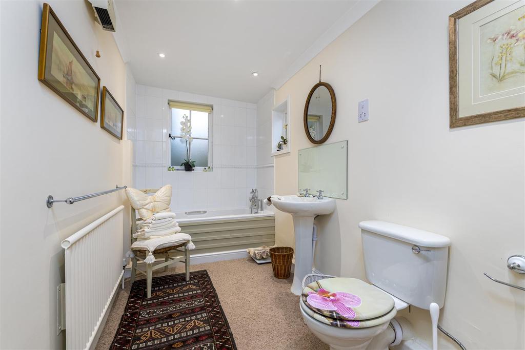 Bathroom 2.jpg