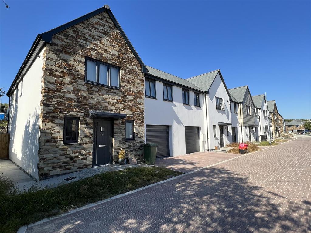 Mulberry Gardens, St. Austell 4 bed end of terrace house £300,000