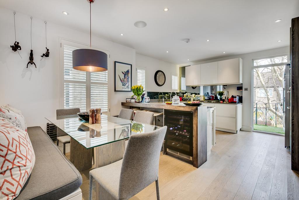 Oxford Avenue, SW20 3 bed £2,750 pcm (£635 pw)