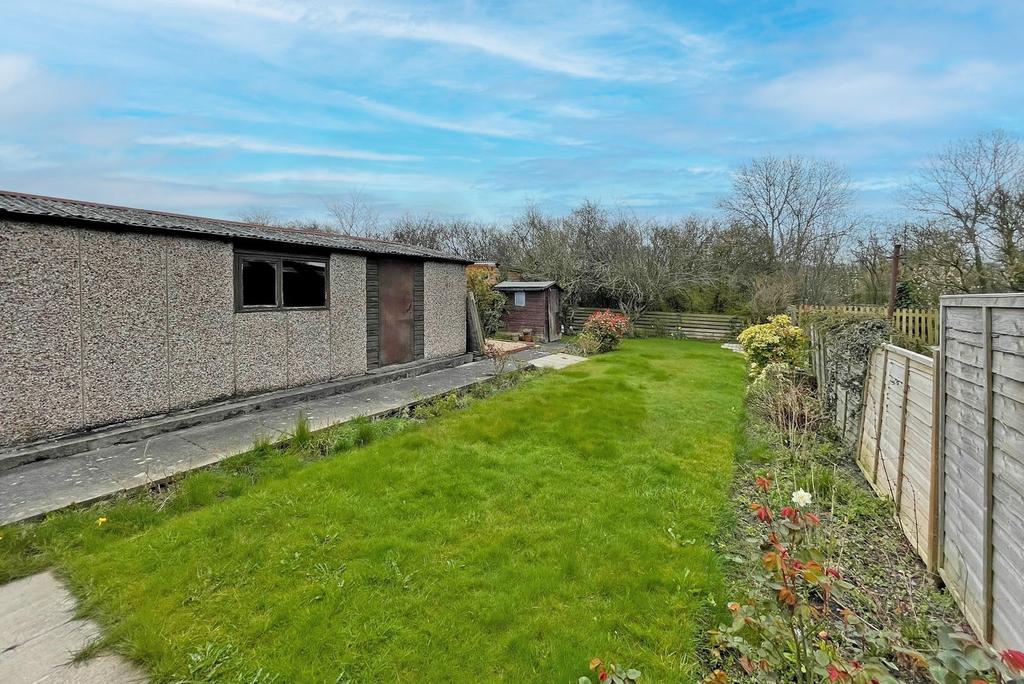 Fairways Avenue, Harrogate, HG2 2 bed semidetached bungalow £260,000