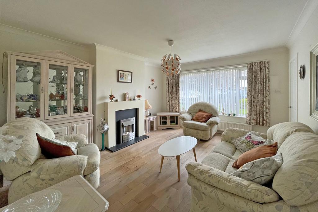Fairways Avenue, Harrogate, HG2 2 bed semidetached bungalow £260,000