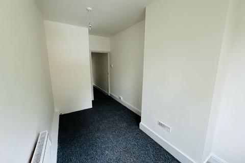 3 bedroom terraced house to rent, Hartley Road Luton LU2 0HX