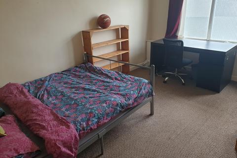4 bedroom end of terrace house to rent, Heald Place, M14 4AX