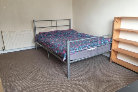 4 bedroom end of terrace house to rent, Heald Place, M14 4AX