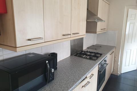4 bedroom end of terrace house to rent, Heald Place, M14 4AX