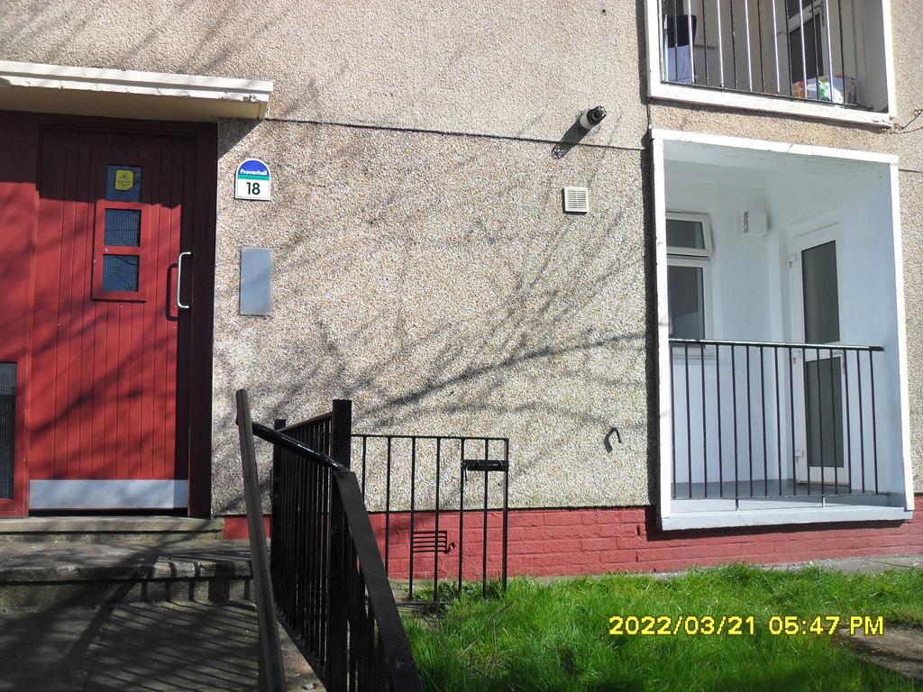 18 Auchinlea Road, Glasgow... 2 bed flat £700 pcm (£162 pw)