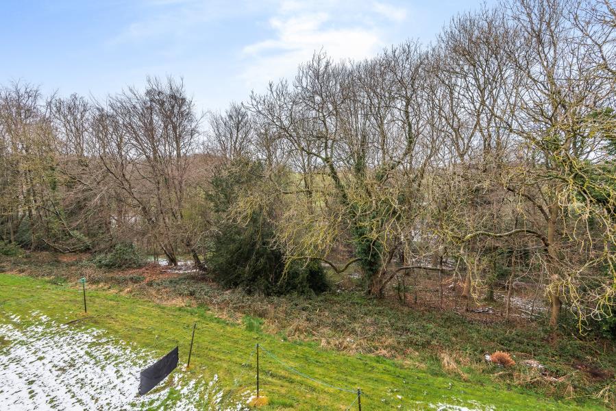WEST PARK DRIVE EAST, ROUNDHAY, LEEDS, LS8 2EF 2 bed apartment £100,000