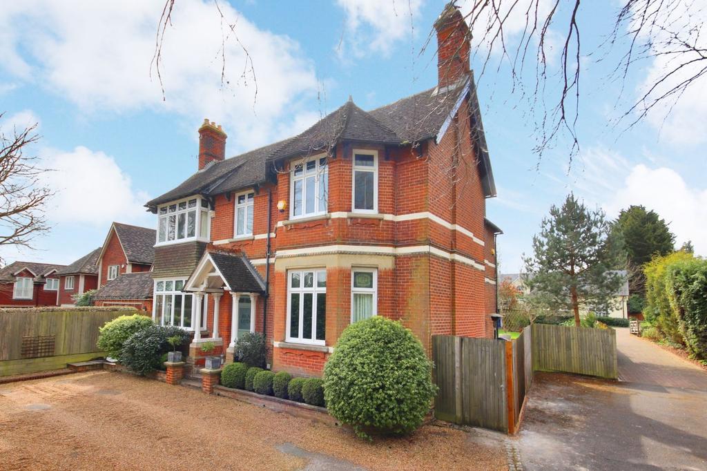 London Road, West Malling, Kent 4 bed detached house £1,400,000