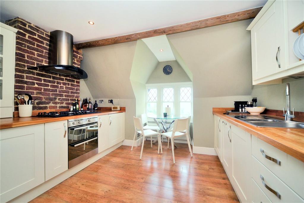 Hazelwood Lane, Chipstead, Coulsdon, Surrey, CR5 2 bed apartment £400,000