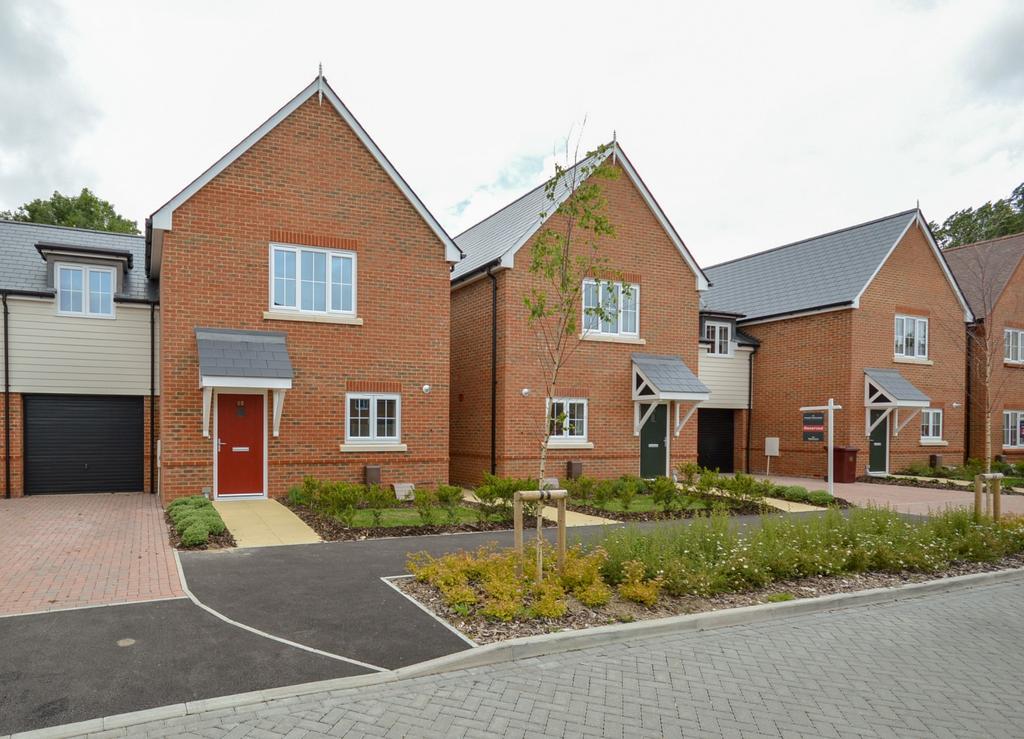 Priors Orchard, Southbourne, PO10 3 bed semidetached house £1,600