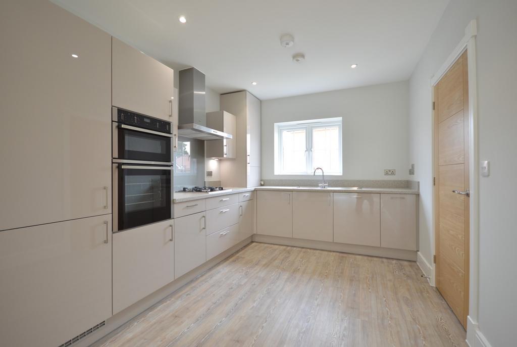 Priors Orchard, Southbourne, PO10 3 bed semidetached house £1,600