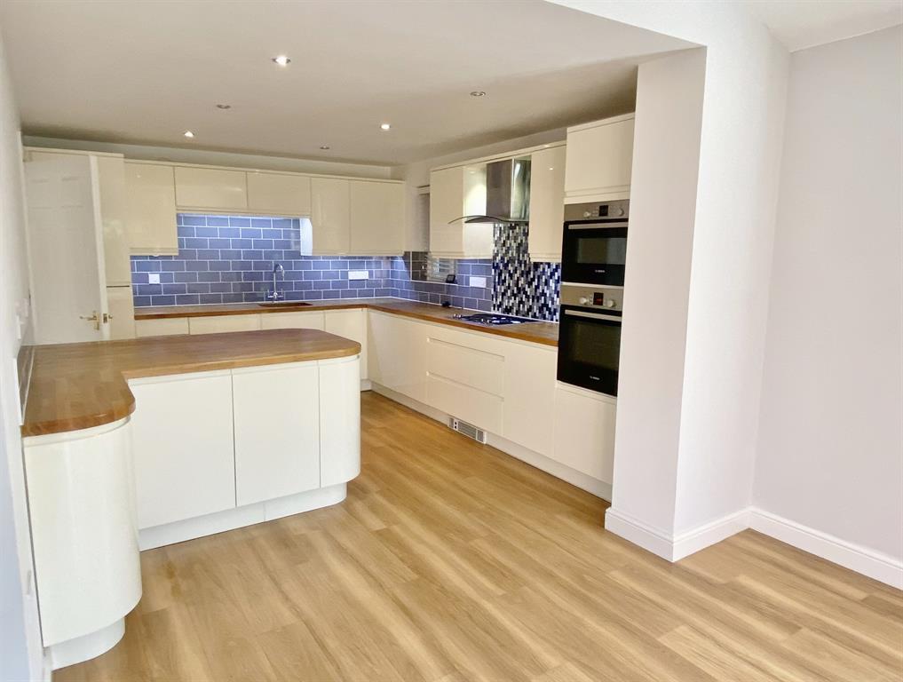 Cardinal Close, Birmingham, B17 8EU 4 bed townhouse £1,400 pcm (£323 pw)