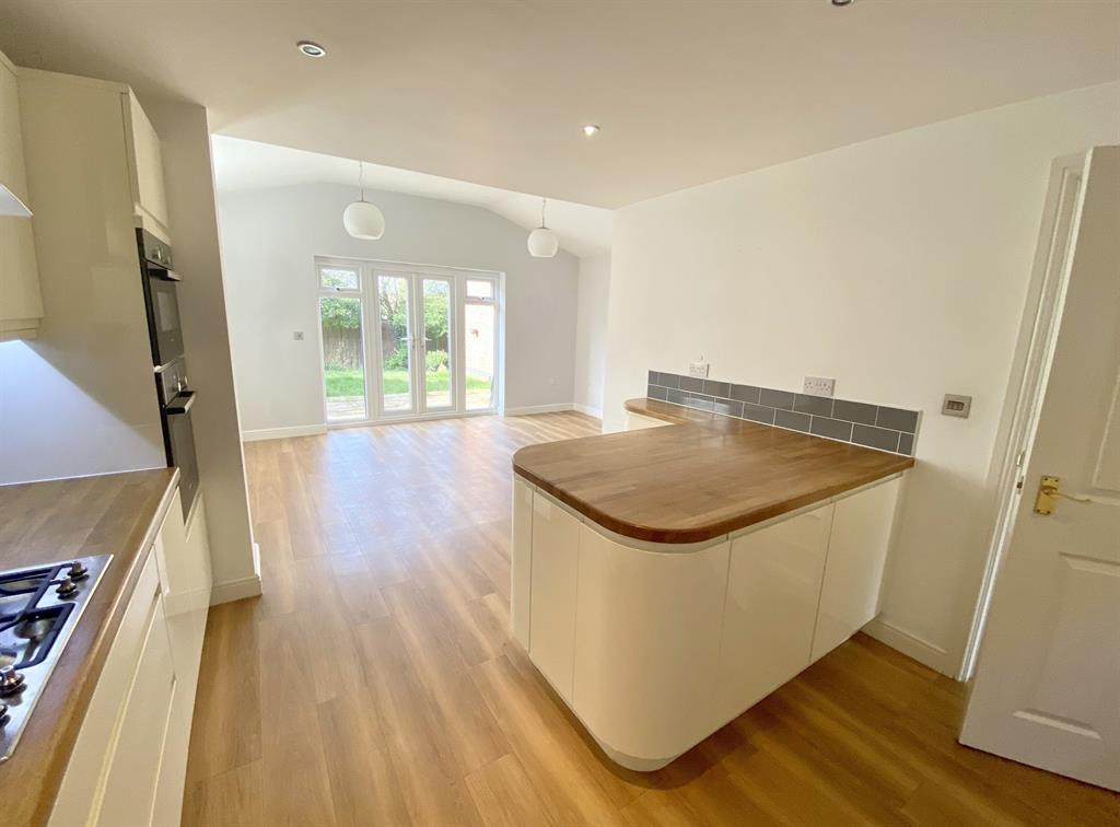 Cardinal Close, Birmingham, B17 8EU 4 bed townhouse £1,400 pcm (£323 pw)
