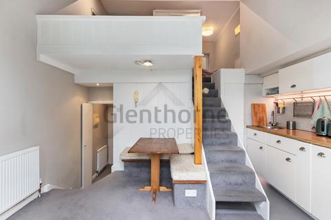 Studio to rent, Lower Mall, London W6