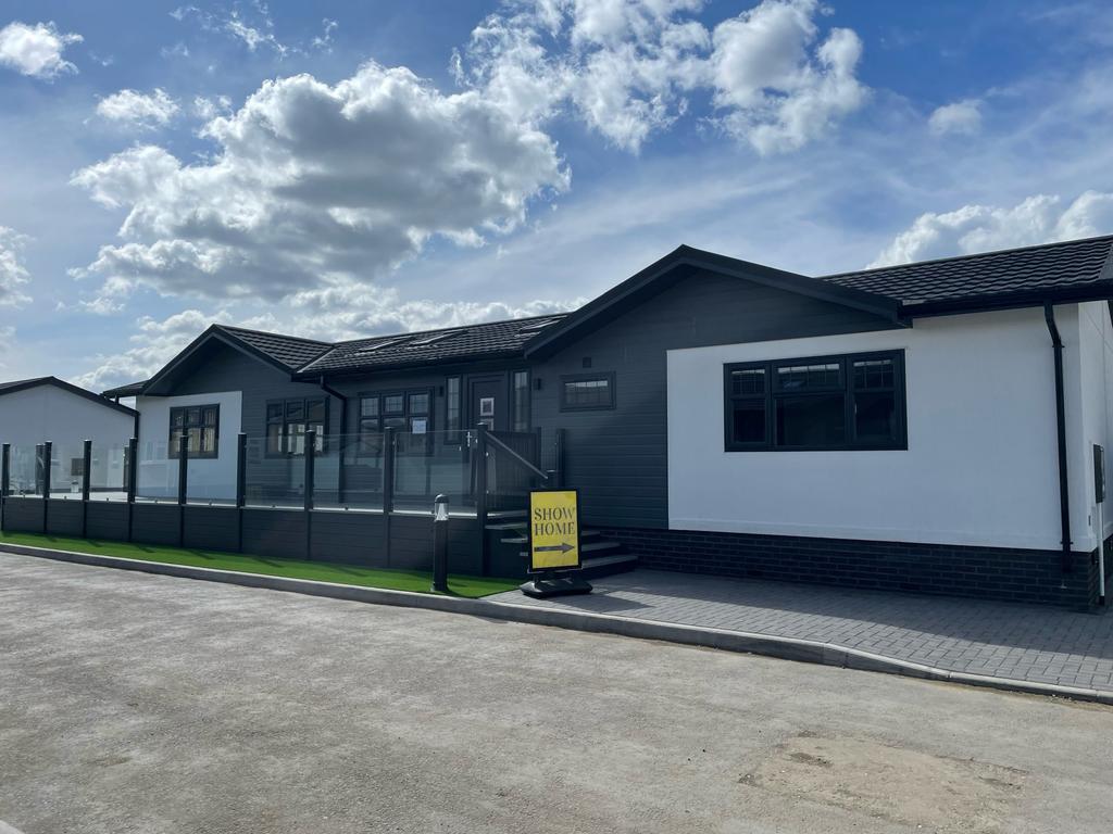 Canvey Island, Essex, SS8 2 bed park home for sale £350,000