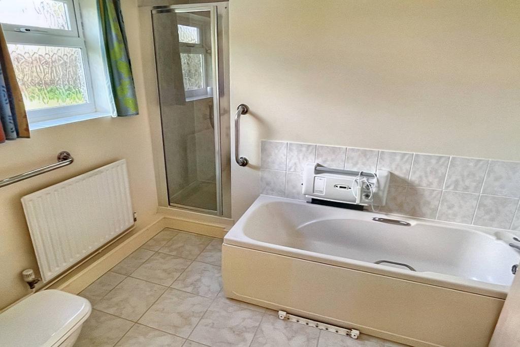 Ensuite Bathroom alt
