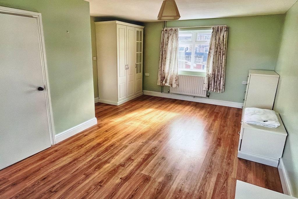 Master Bedroom alt