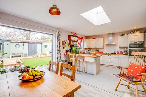 6 Arlington Close, Twickenham, TW1 2BE