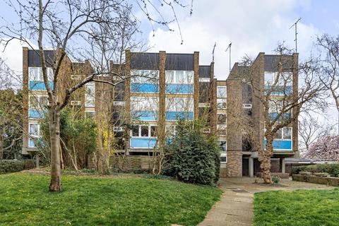 30, Milton Court Wellesley Road, Twickenham, TW2 5SB