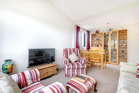 30, Milton Court Wellesley Road, Twickenham, TW2 5SB