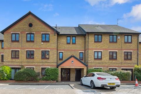 100 Riverside Close, London, E5 9SS