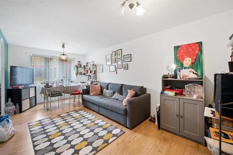 100 Riverside Close, London, E5 9SS