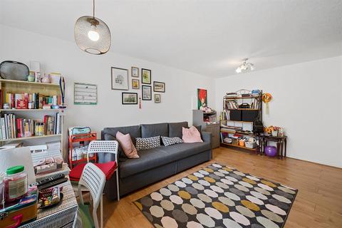 100 Riverside Close, London, E5 9SS