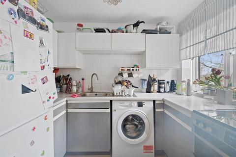 100 Riverside Close, London, E5 9SS