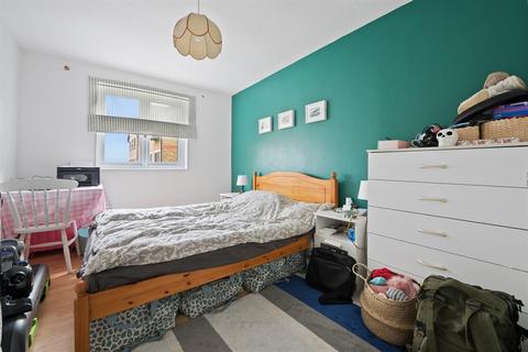 100 Riverside Close, London, E5 9SS