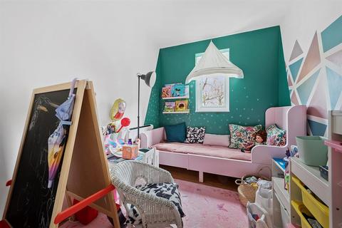 100 Riverside Close, London, E5 9SS