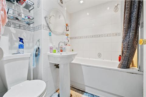 100 Riverside Close, London, E5 9SS