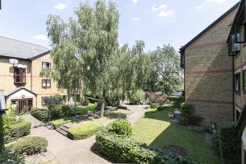 100 Riverside Close, London, E5 9SS