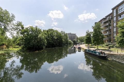 100 Riverside Close, London, E5 9SS