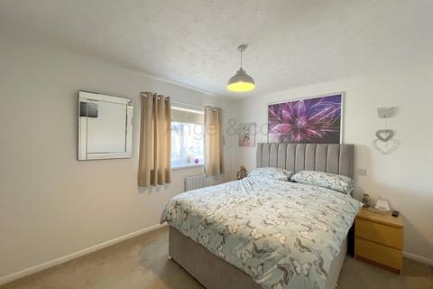 5 Cowslip Crescent, Lowestoft, NR33 8NY