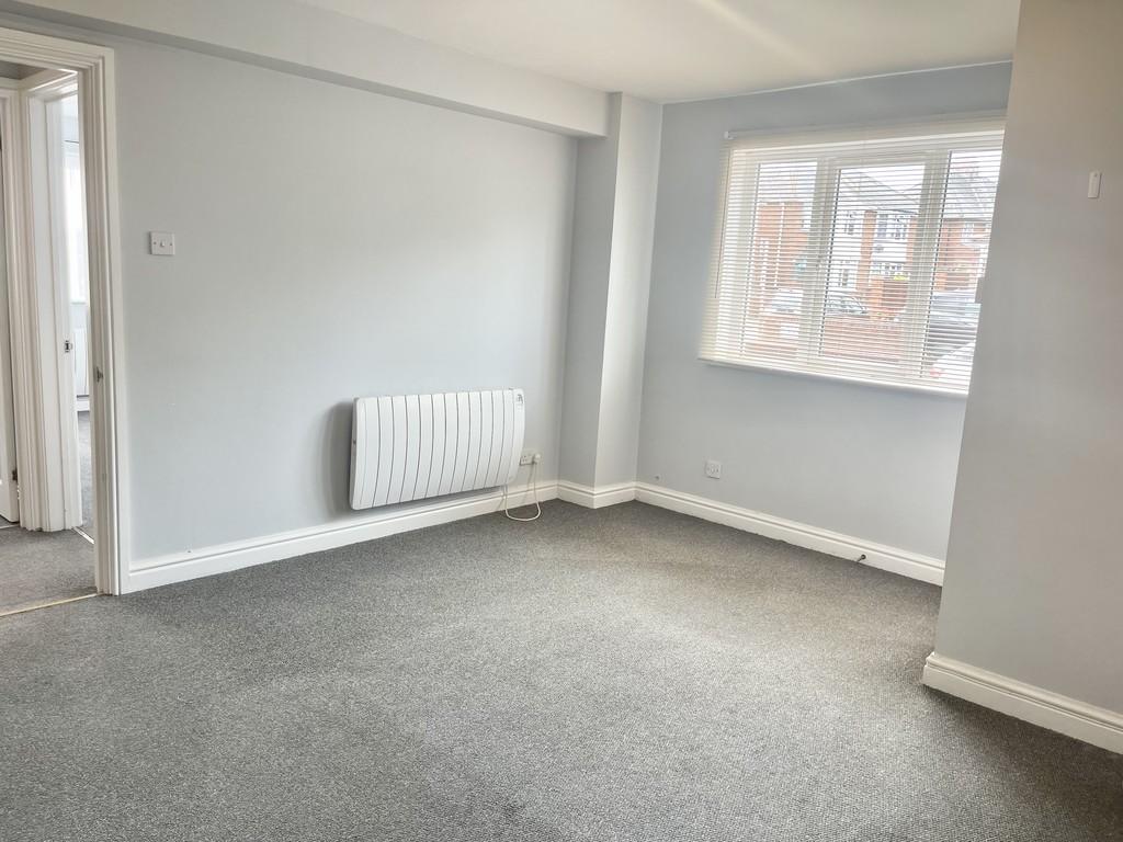 Grenville Avenue, Exeter 2 bed ground floor flat £800 pcm (£185 pw)