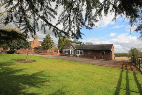 2 bedroom detached bungalow to rent - Chester Road, Nantwich