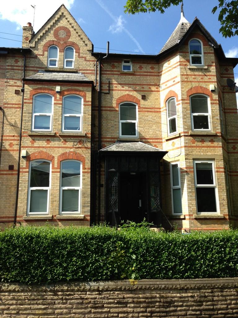 Whalley Range 2 bed apartment £650 pcm (£150 pw)